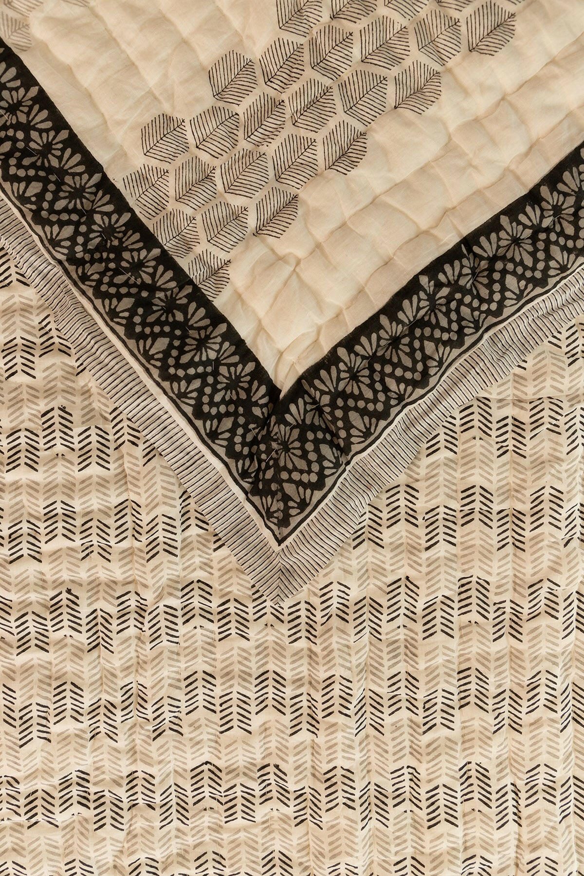Black Monochromatic Vibe Cotton Quilt