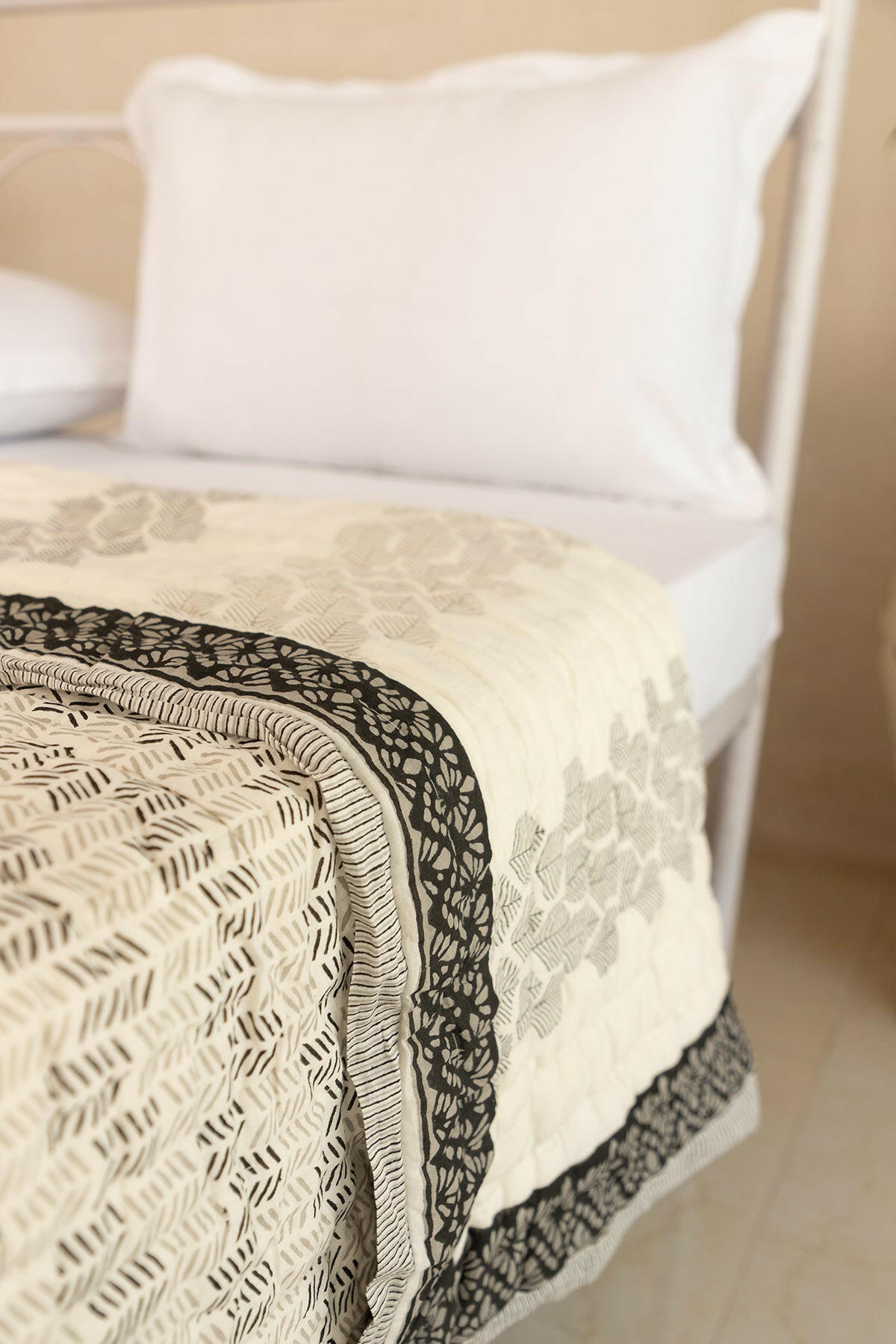 Black Monochromatic Vibe Cotton Quilt