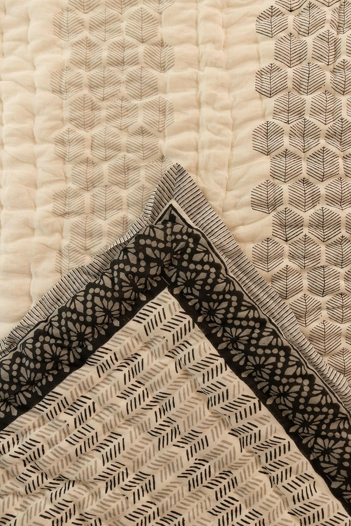 Black Monochromatic Vibe Cotton Quilt