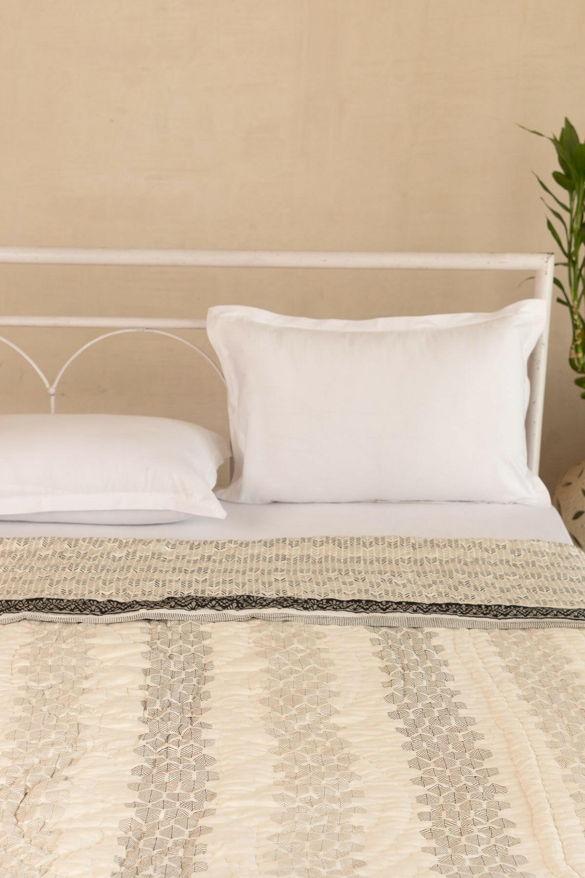 Black Monochromatic Vibe Cotton Quilt