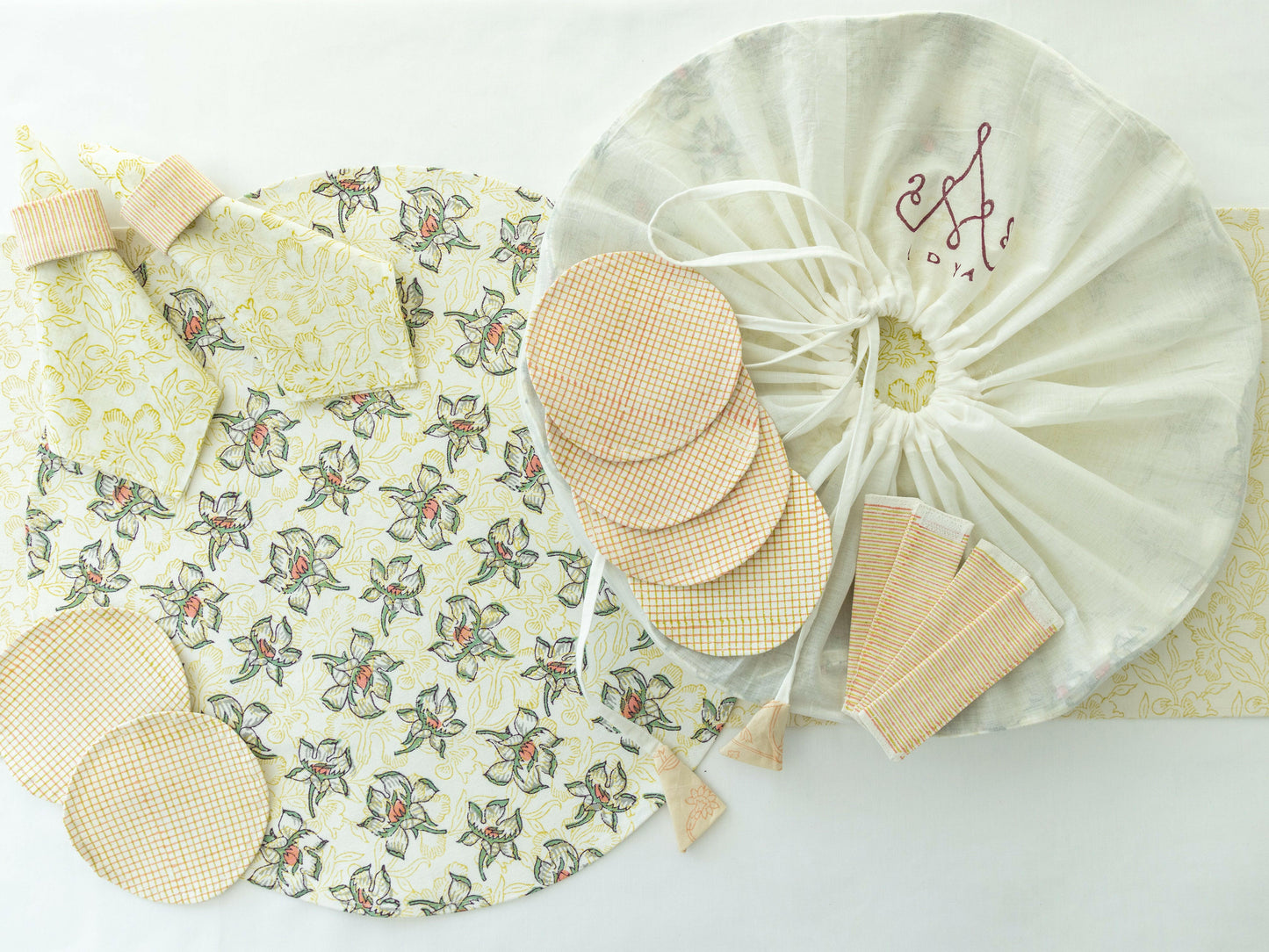 The Round Lily Wing Table Set