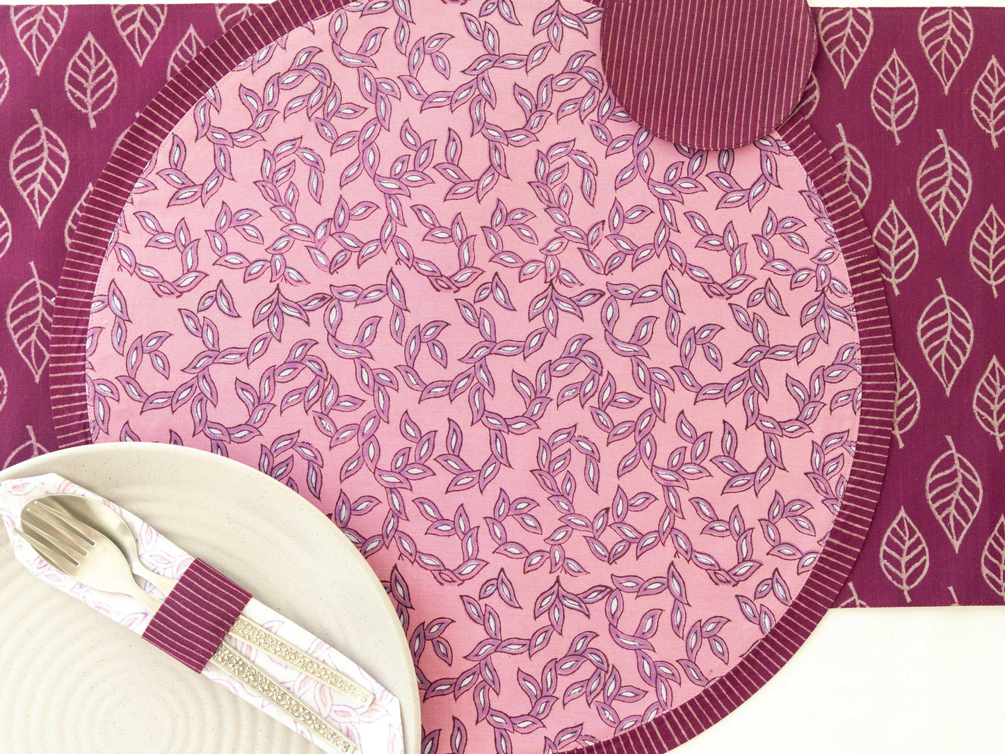 Round Viva Magenta Table Set