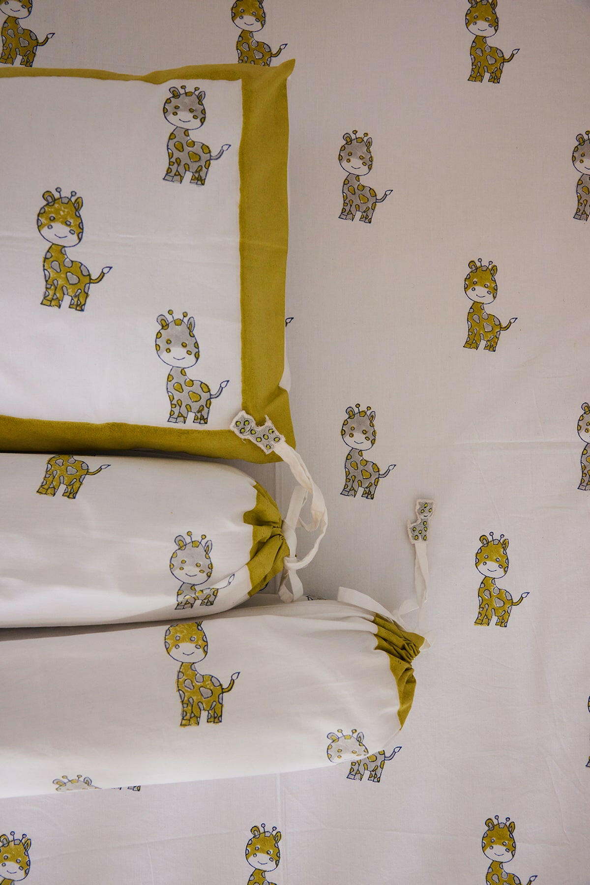 Giraffe Grove Cot Set
