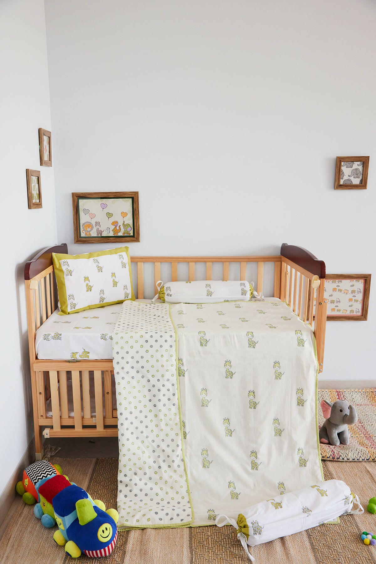 Giraffe Grove Cot Set