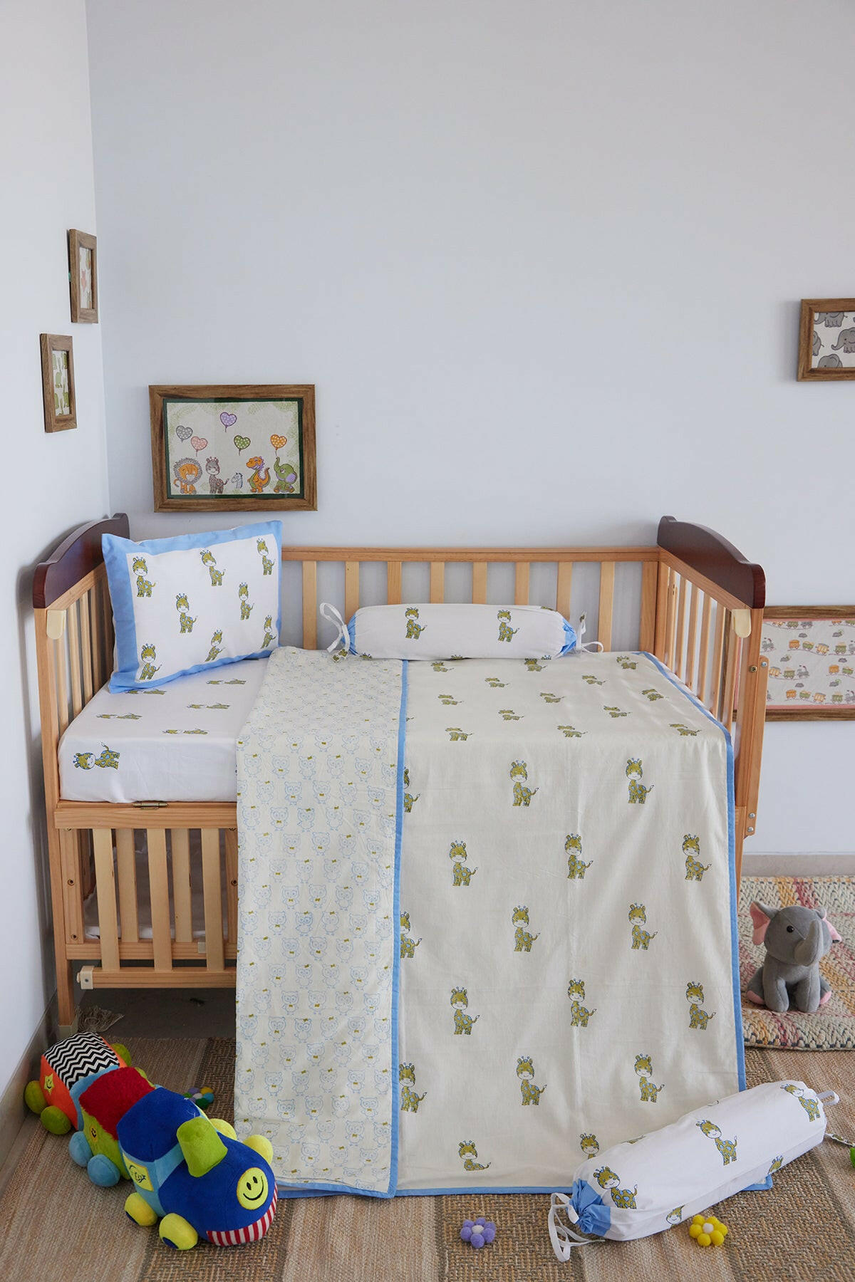 World of Giraffe Cot Set