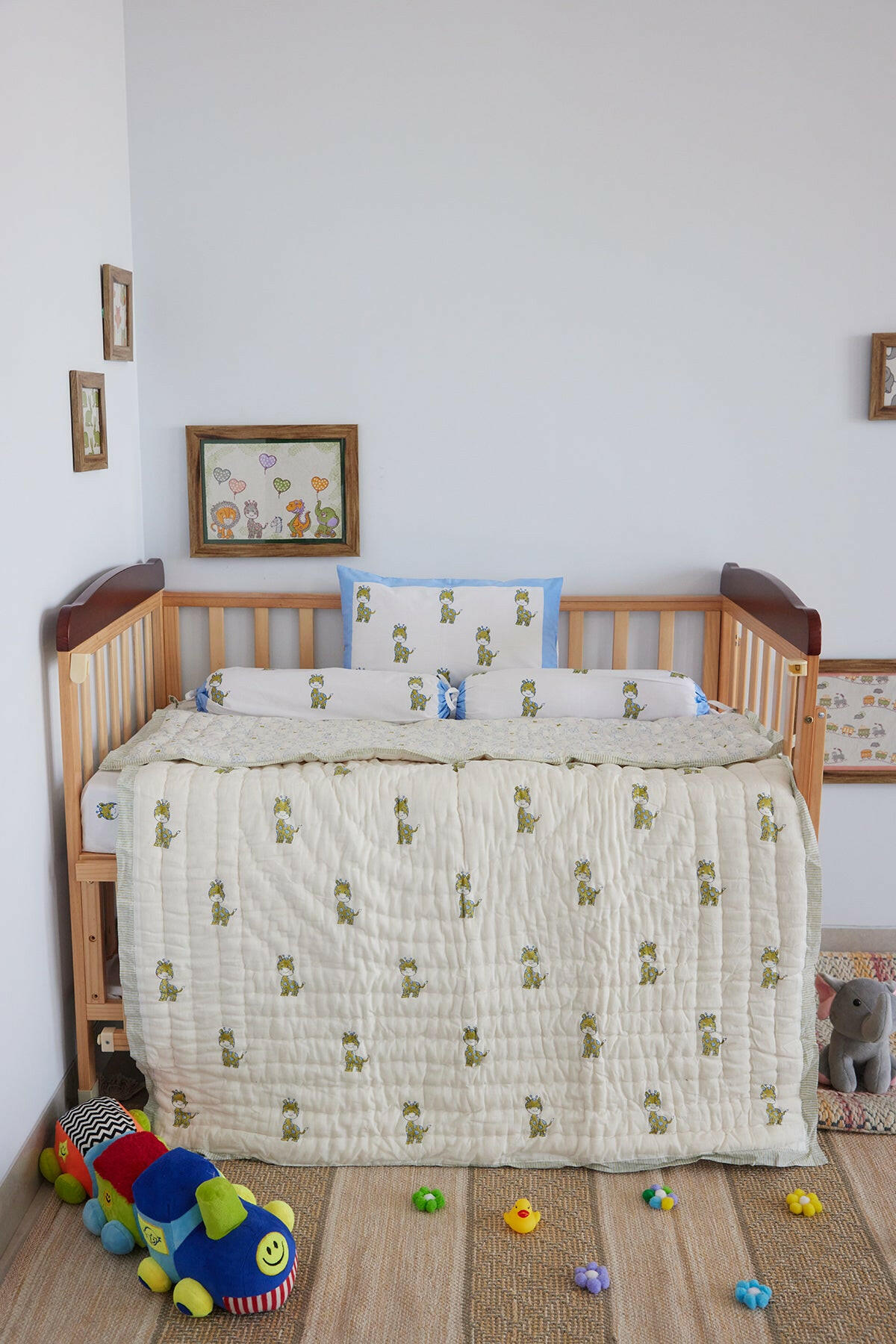 World of Giraffe Cot Set