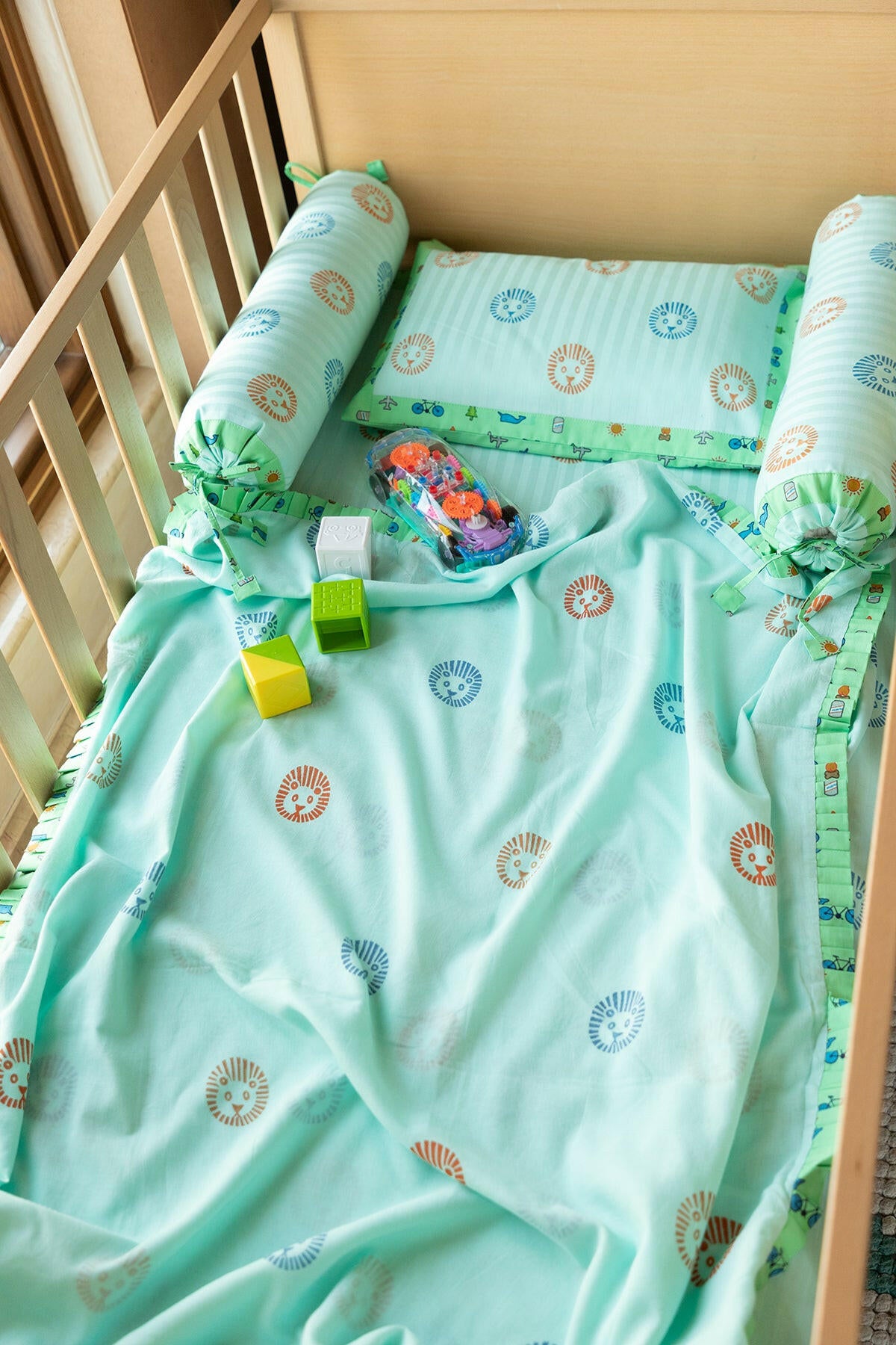 The Roar Cot Set