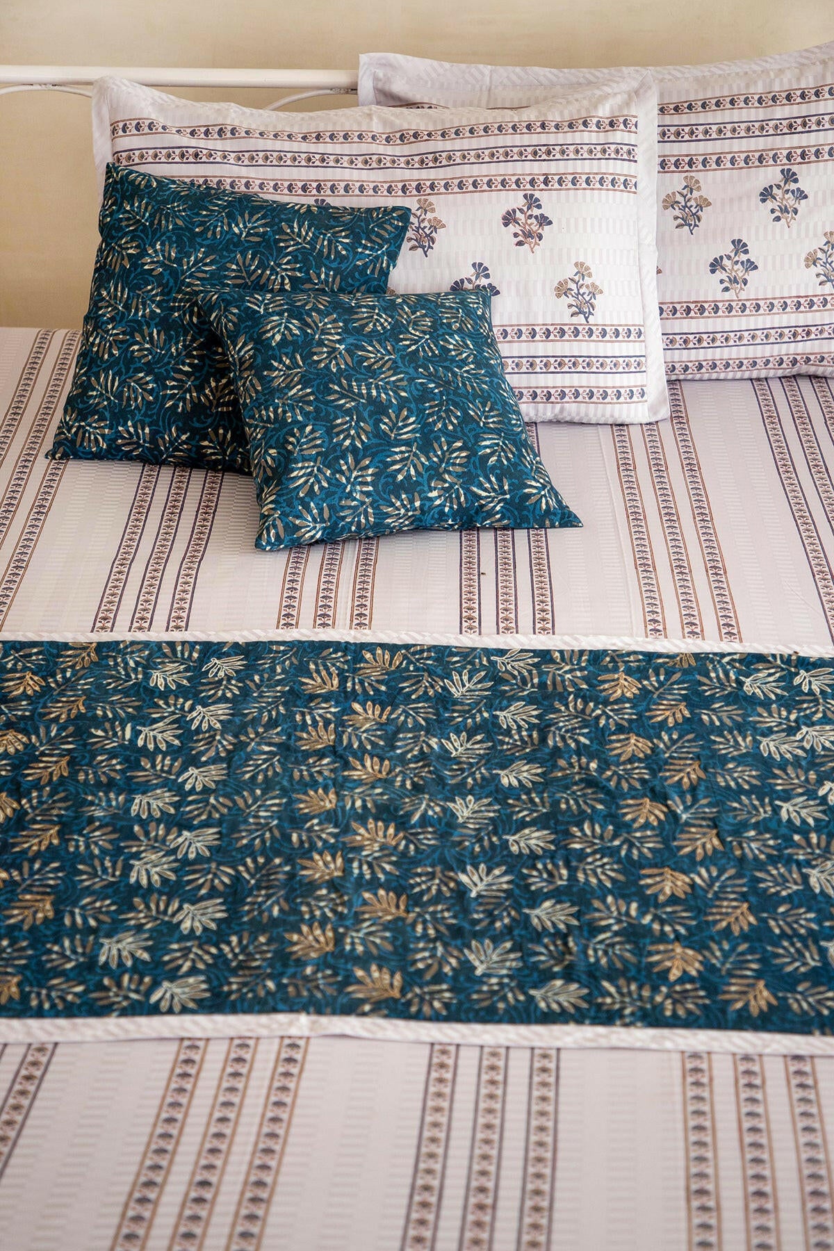 Sweet Lilac & Eclipse Bedsheet with Runner