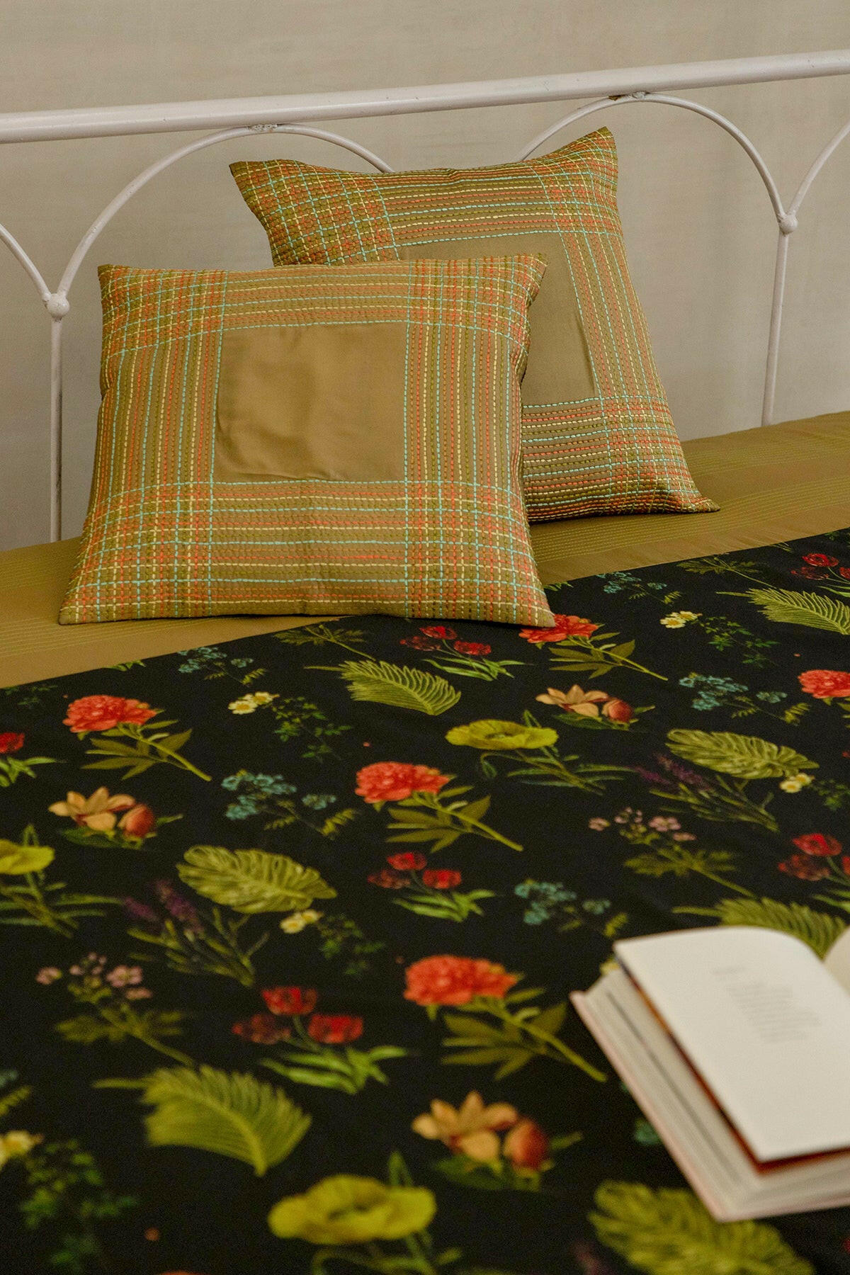 The Black Garden Premium Bedcover