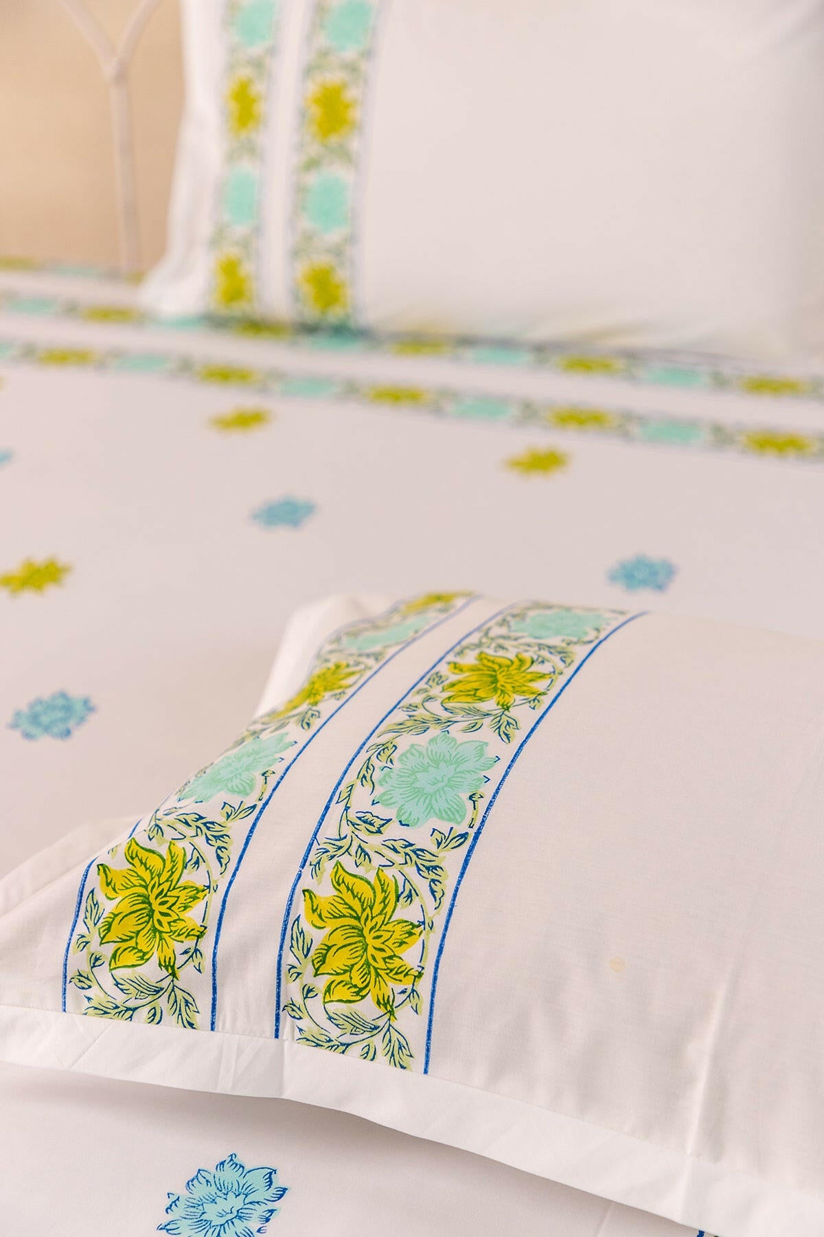 Cool Breeze Hibiscus Pure Cotton Bedsheet
