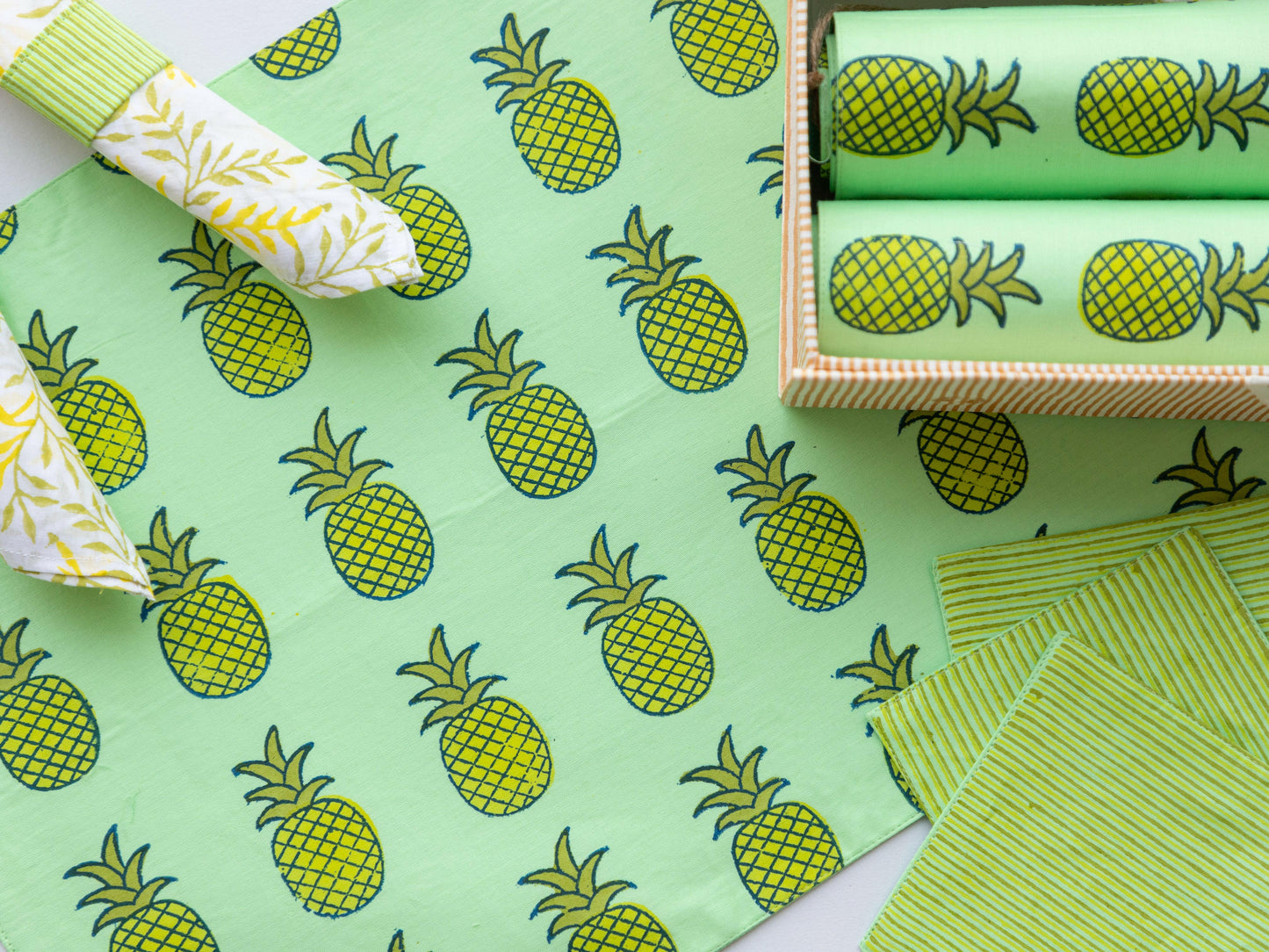 Pineapple Punch Table Mats with Runner
