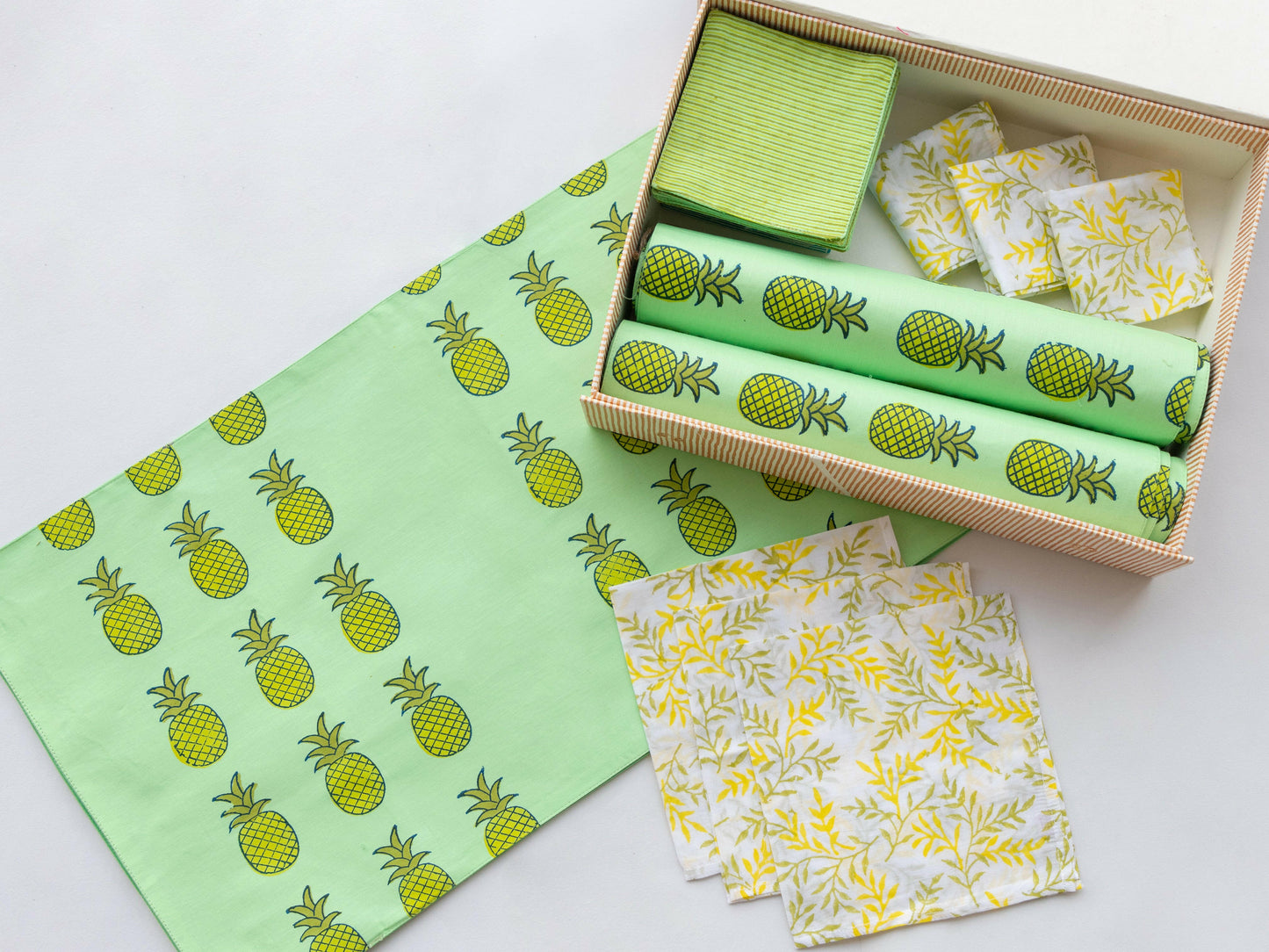 Pineapple Punch Table Mats with Runner