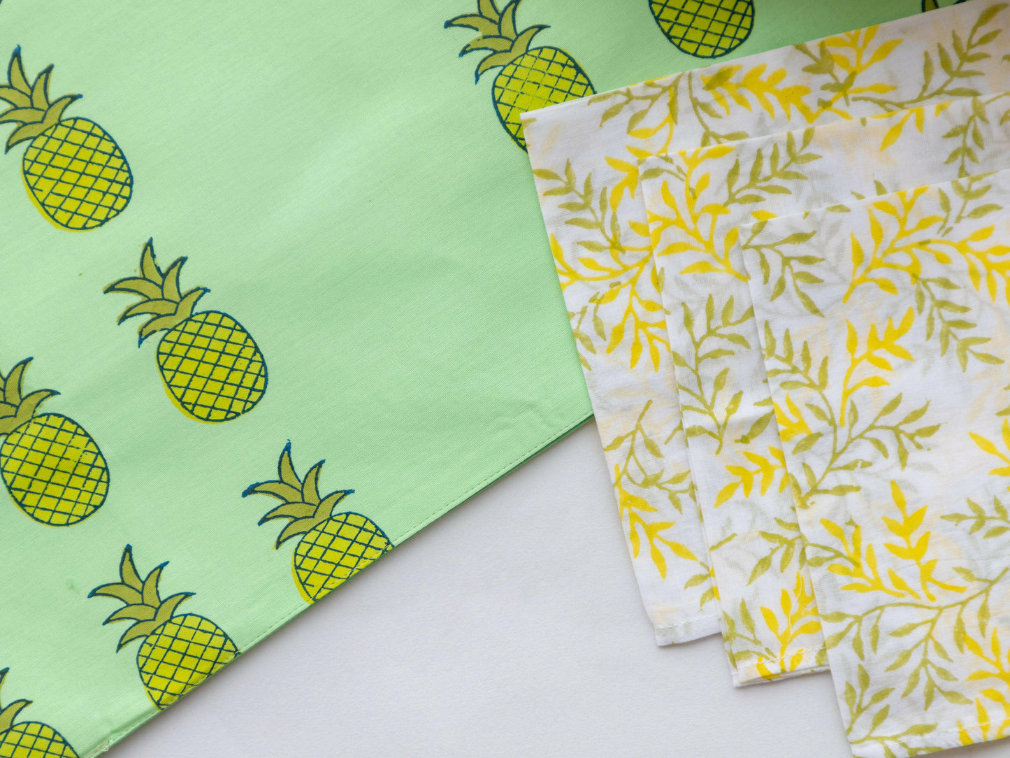 Pineapple Punch Table Mats with Runner