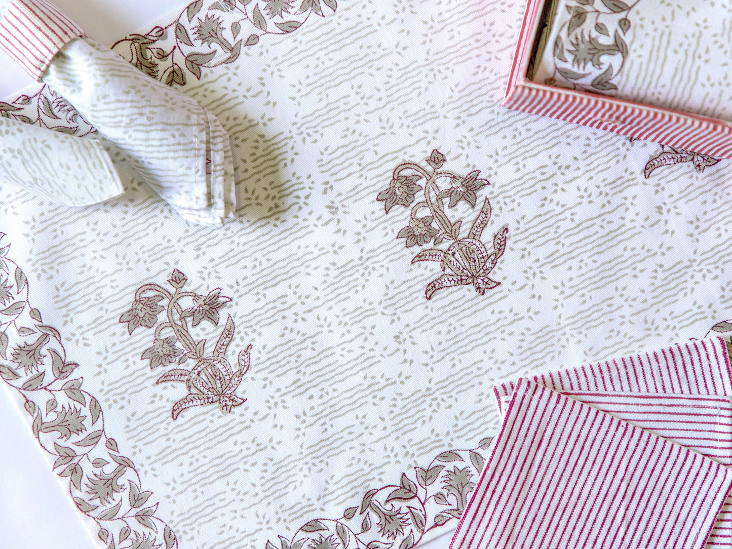 Silver Spring Table Set